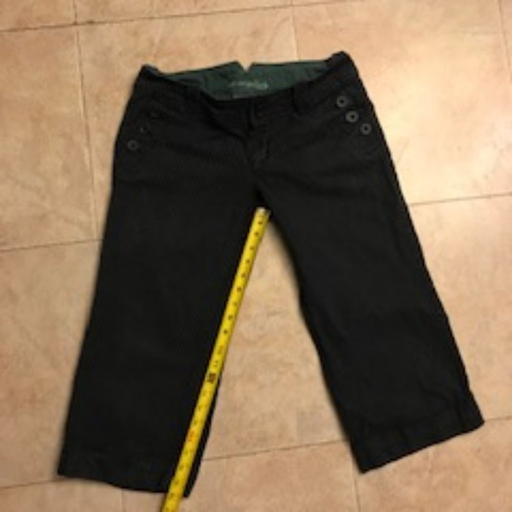 AE American eagle Navy pin stripe size 8 capris